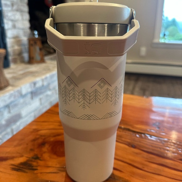 Stanley 30 oz IceFlow Winter Scape Limited Release Deco Edition- Limited Edition - Picture 3 of 3